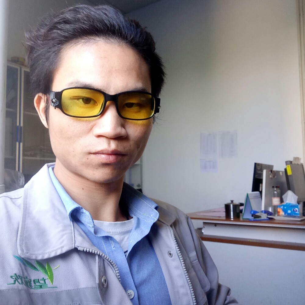 尘宵笑眼睛大的照片