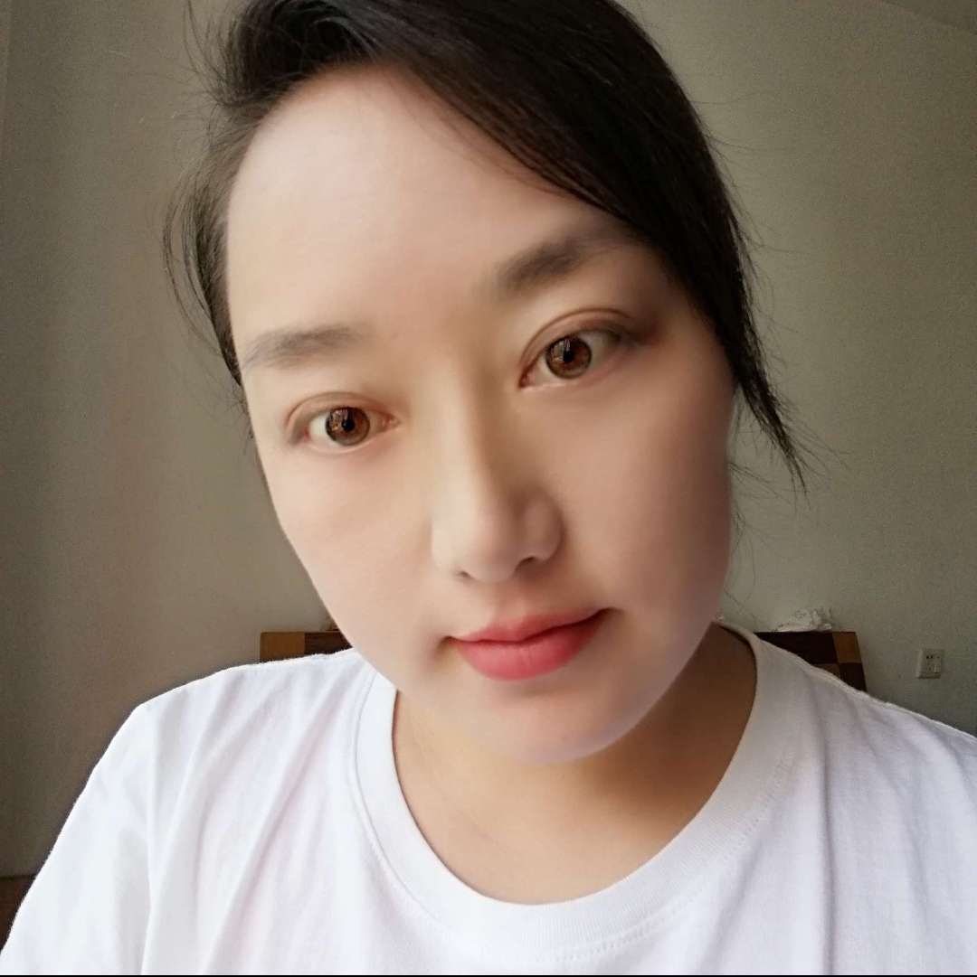 淡定吃醋哈密瓜的照片