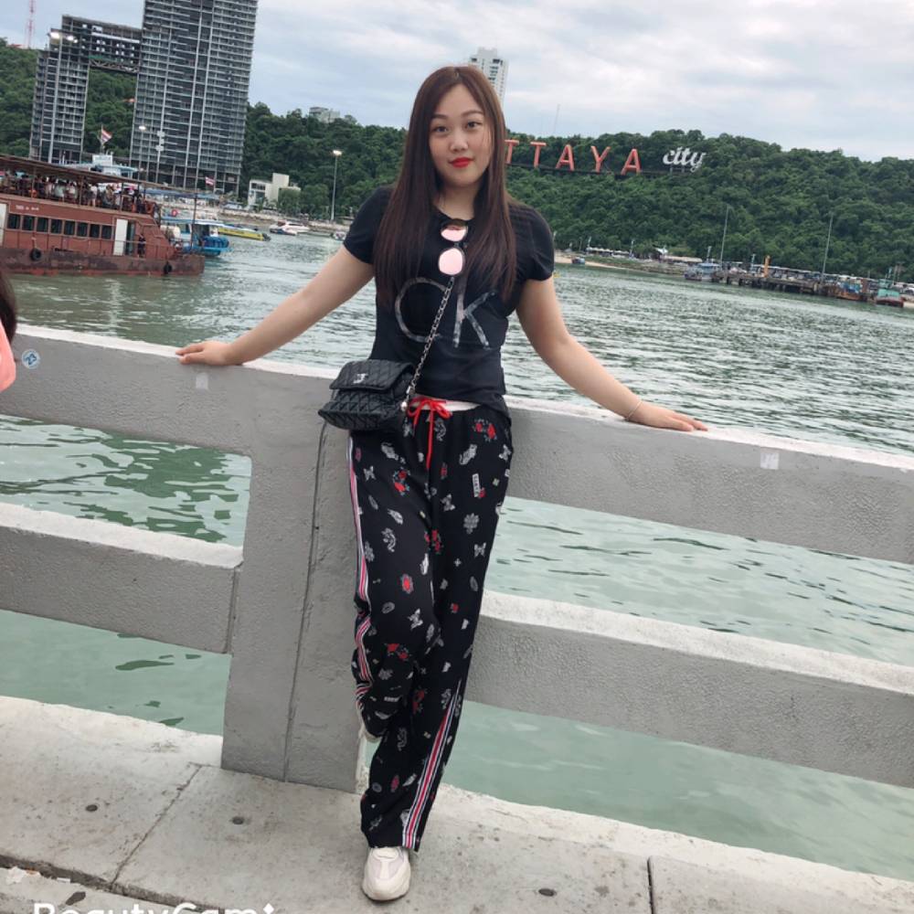 生动挽手清曲的照片