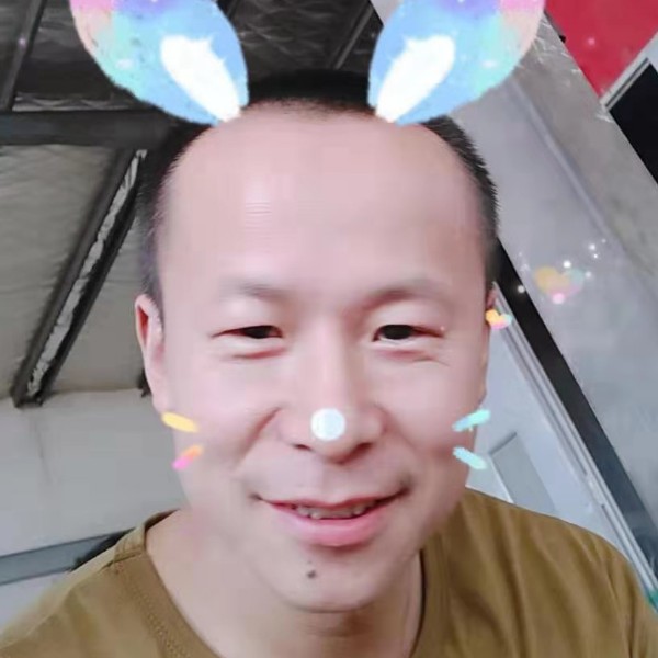 谨慎拿草莓的照片