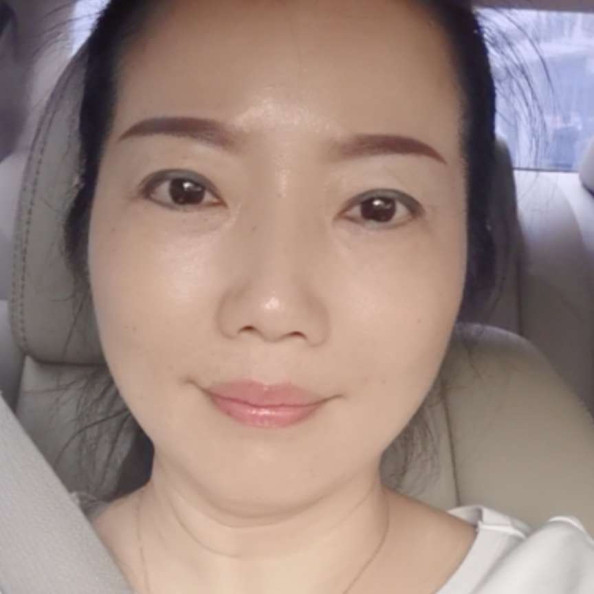 深情回首秀发的照片