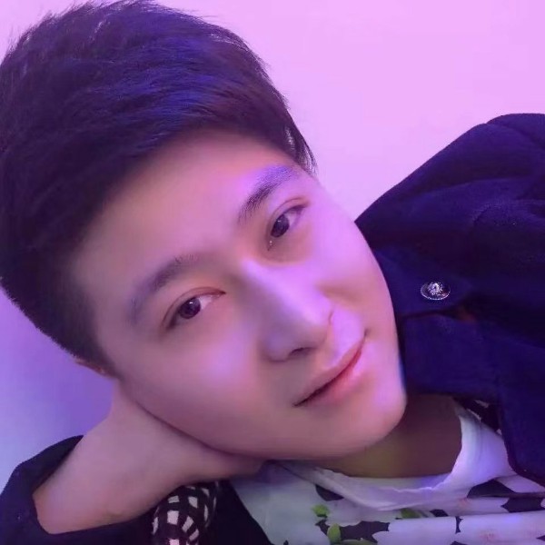 怕孤独深拥树叶的照片