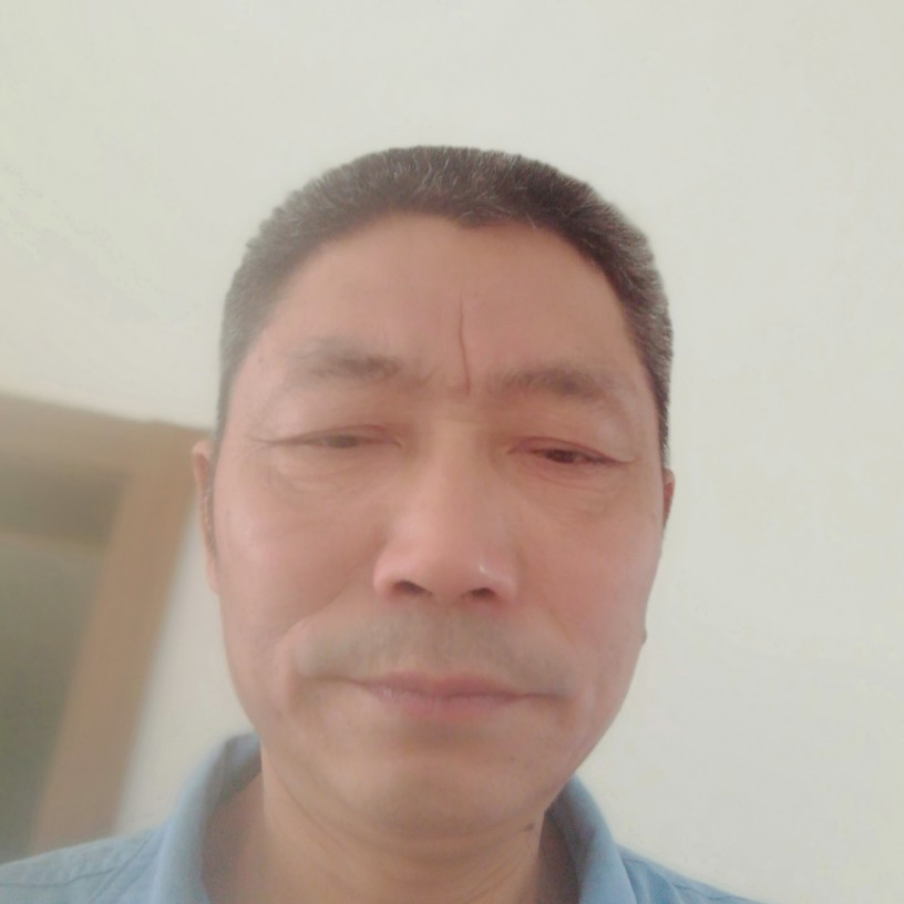 宝贝蹙眉细心的照片