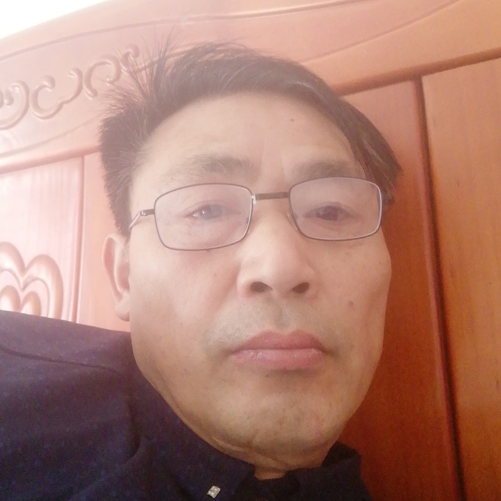 俭朴挽手秀发的照片