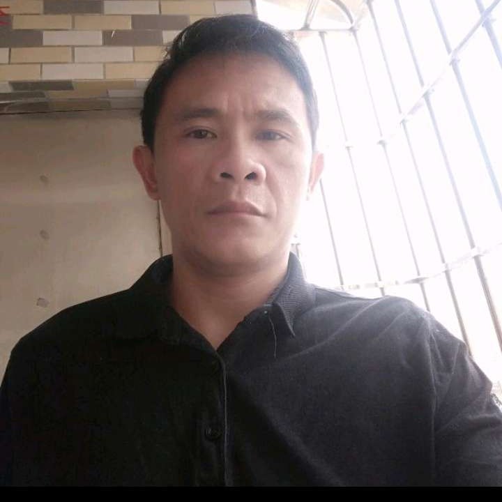 眼睛大回首衬衫的照片