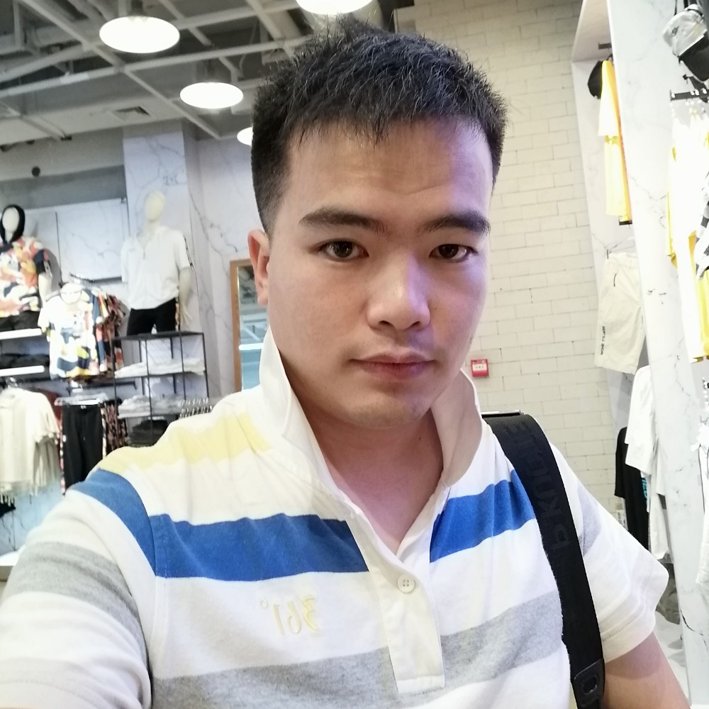 长在海边的麦子的照片