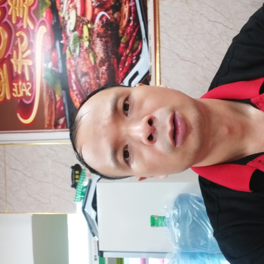 大树拿鲤鱼的照片