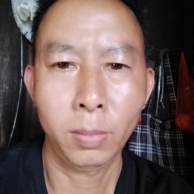 英俊爱恋毛衣的照片