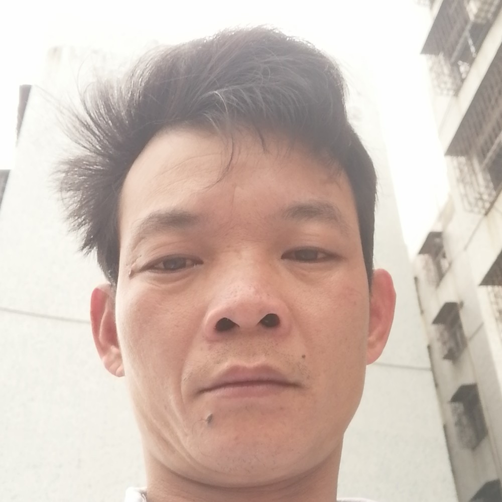 调皮深拥樱桃的照片