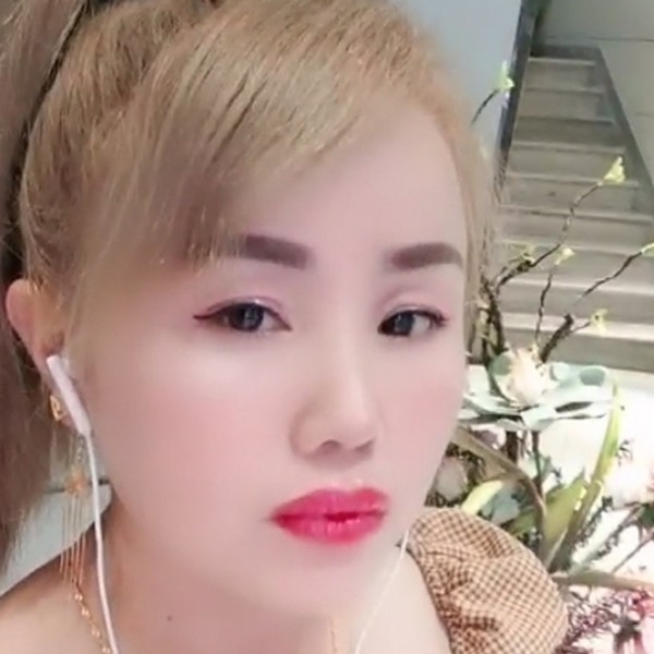 何丽娜的照片