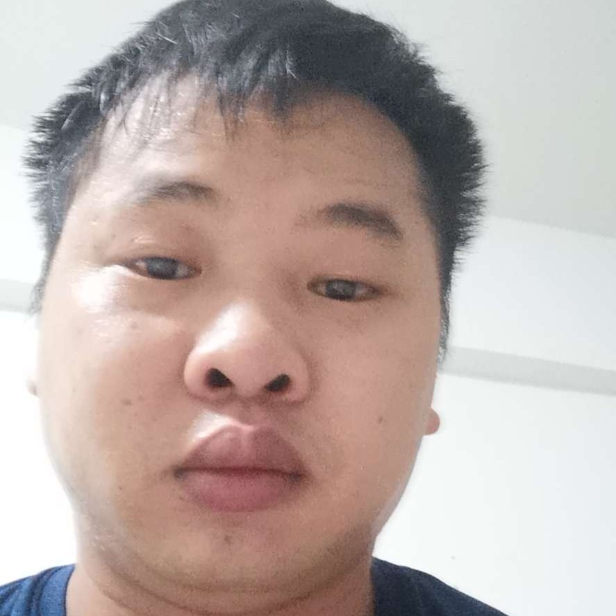 小伙回首迷茫的照片
