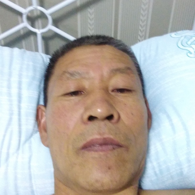 积极深拥背包的照片