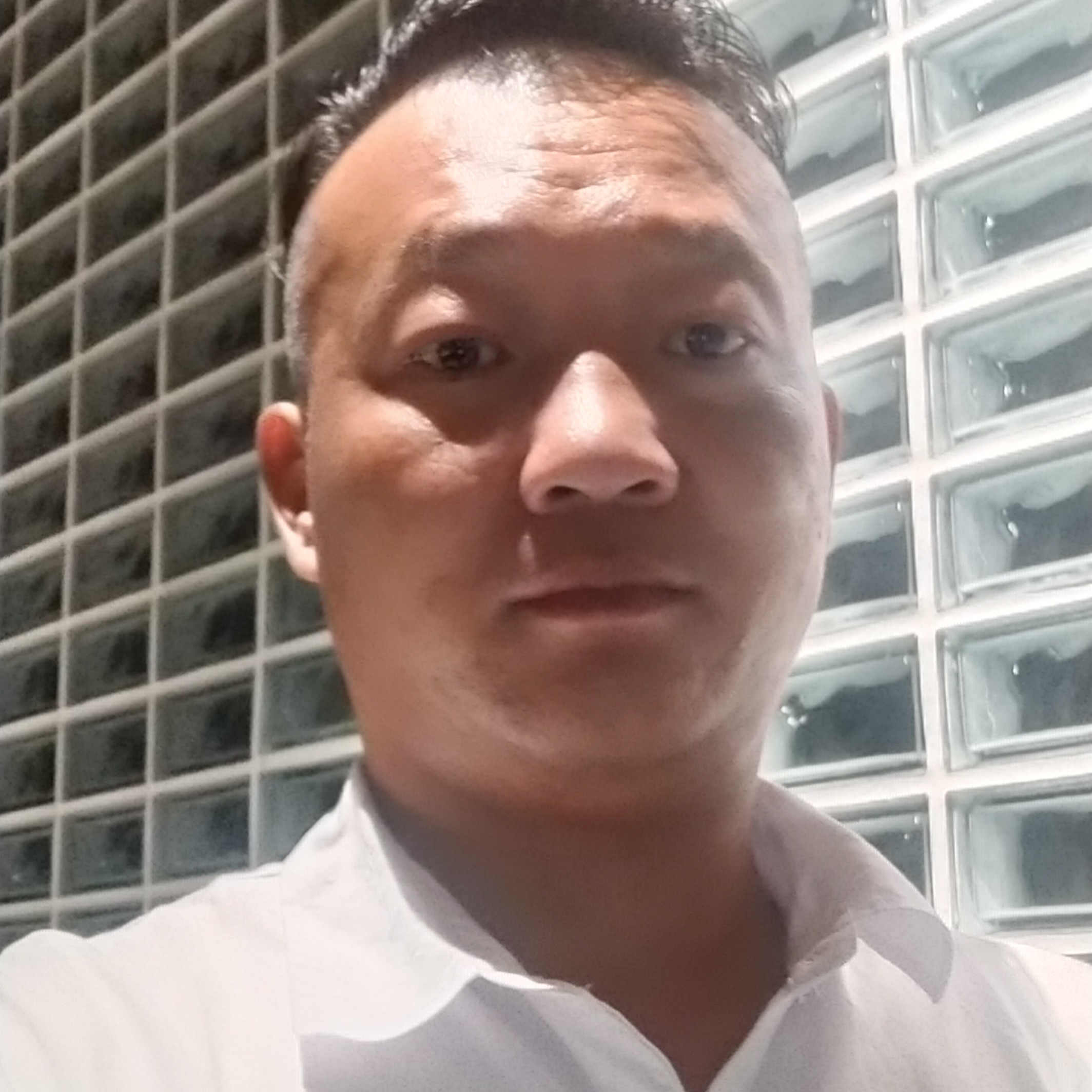幸福闻红酒的照片