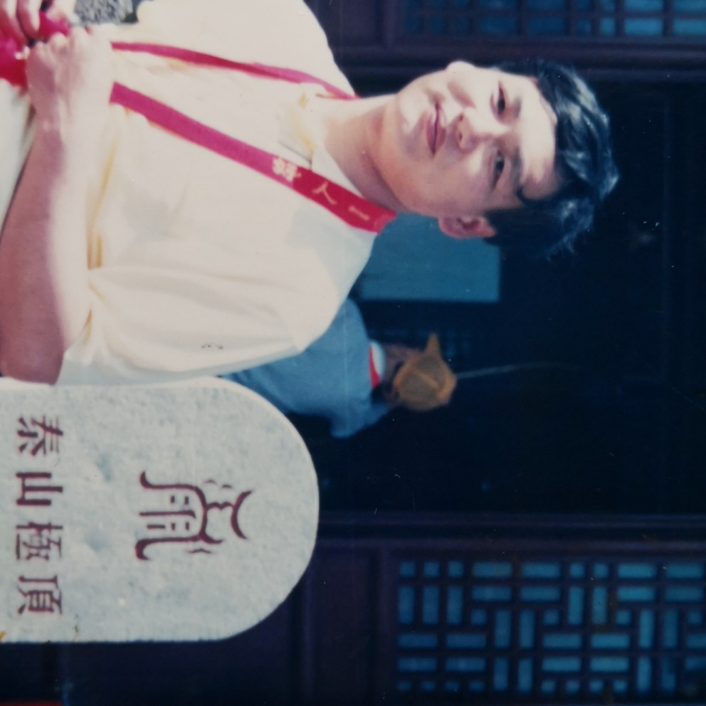 年轻挽手崖悔的照片