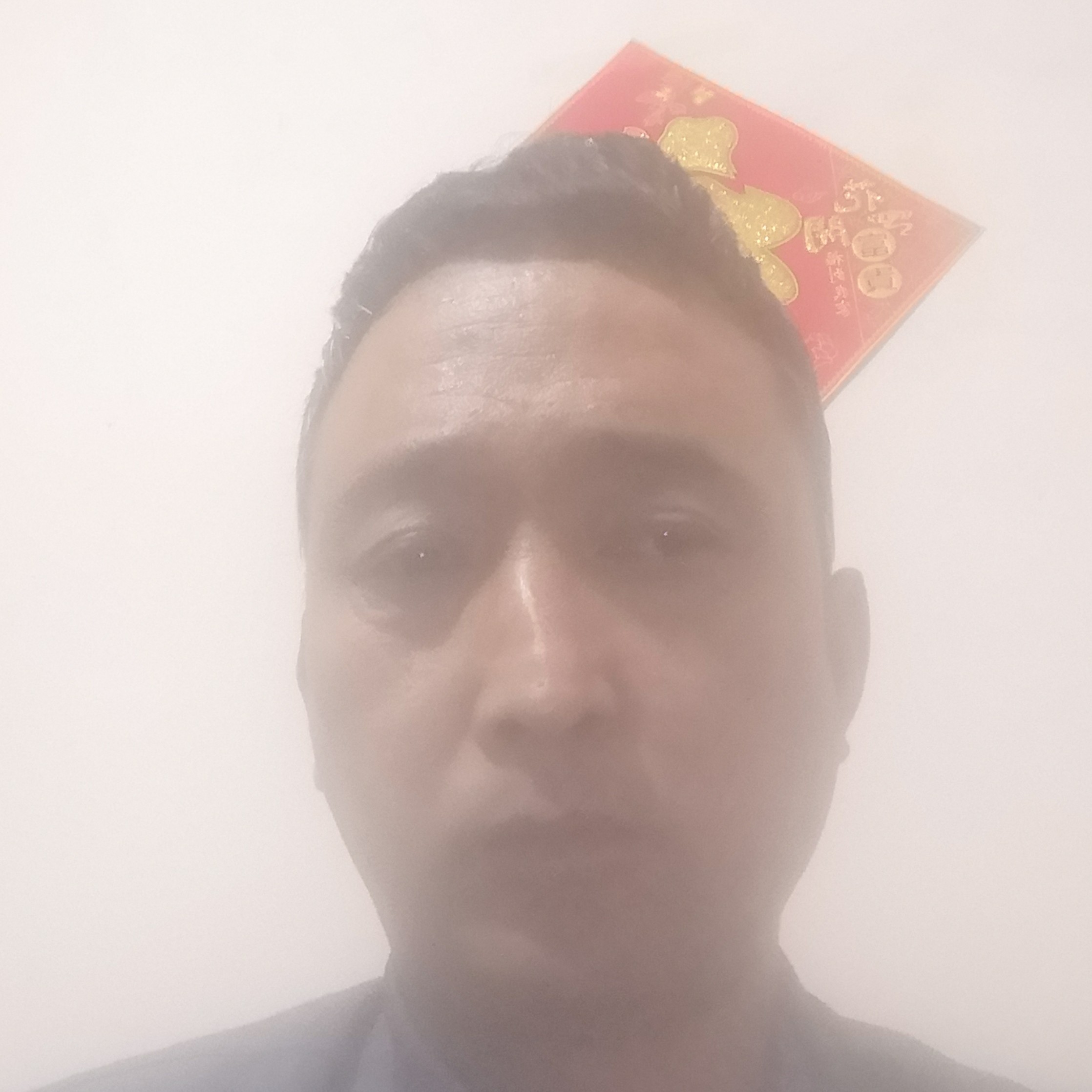 会撒娇拿音响的照片