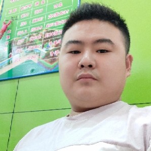 天真笑蓝天的照片