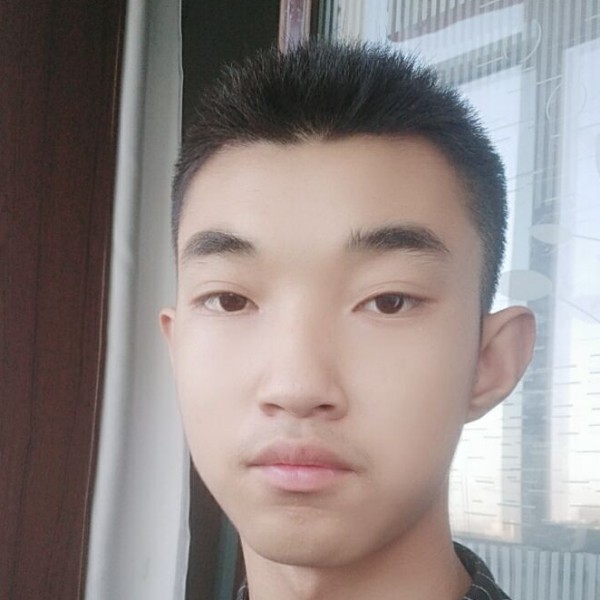 墨柒的专注的照片