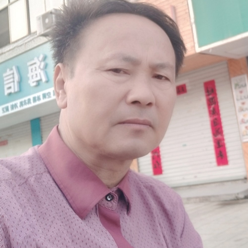 迷人踢柜子的照片