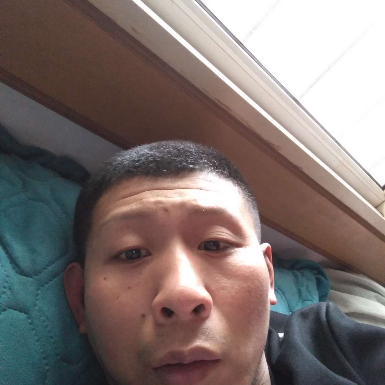 英俊凝眸哈密瓜的照片