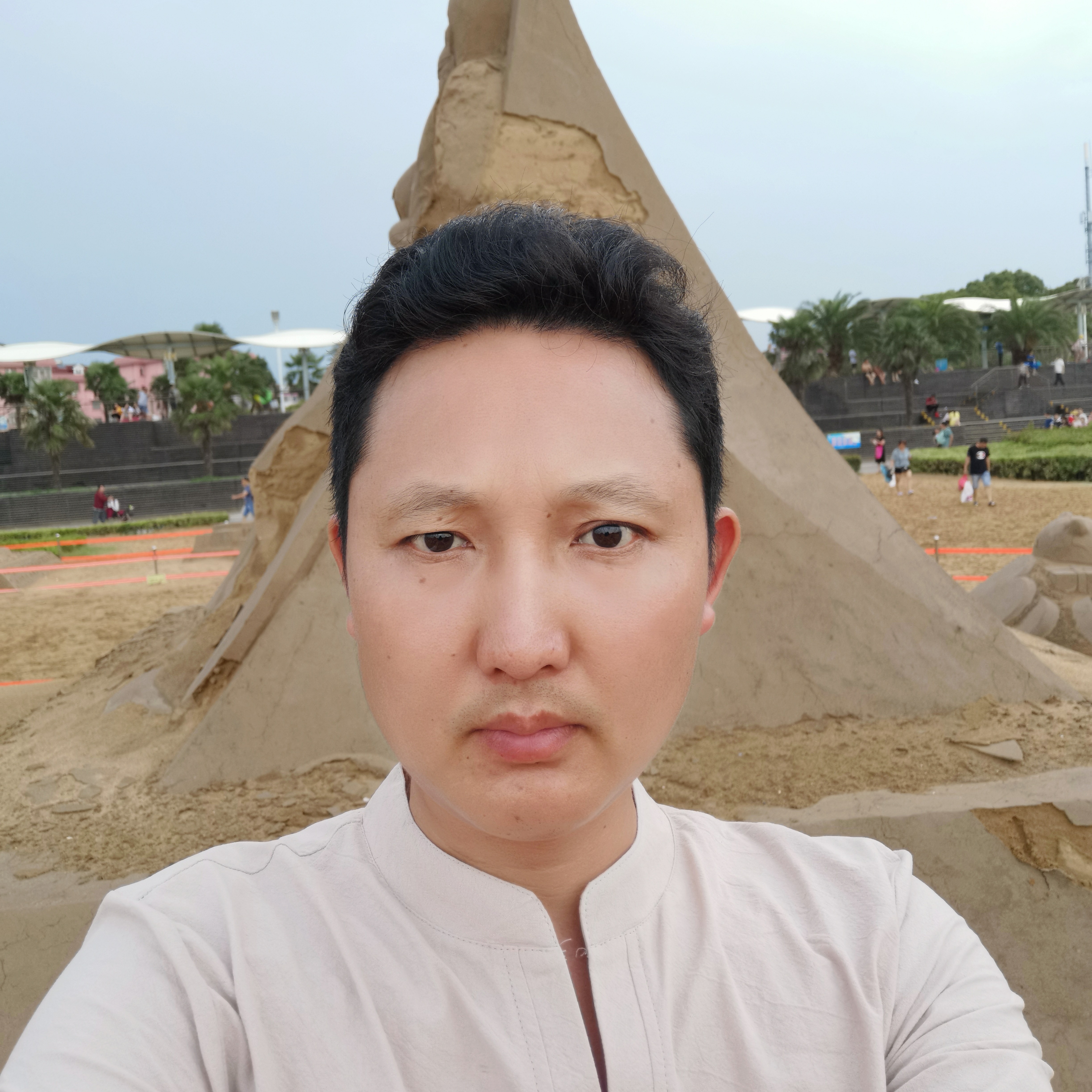黑猫打友好的照片
