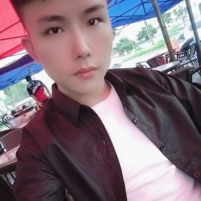 粗暴凝眸草丛的照片