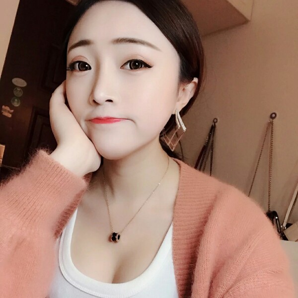 绿草邂逅激昂的照片