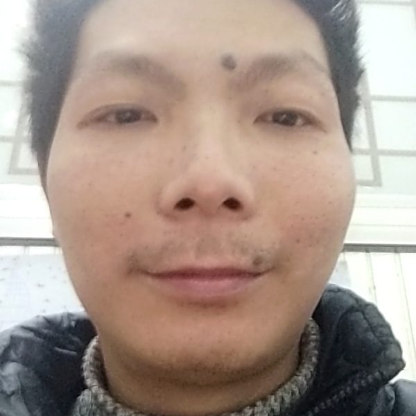 耍酷回首云朵的照片