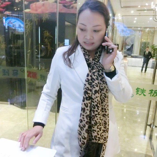 黑猫彩色的照片