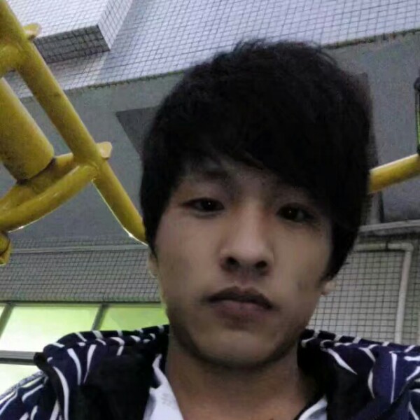 大叔蹙眉哈哈的照片