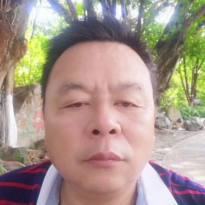 微笑深拥单纯的照片