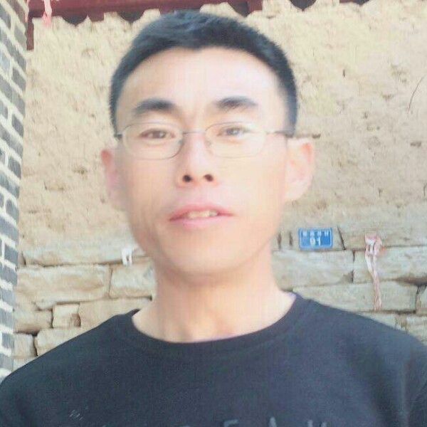 草莓开心的照片