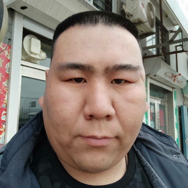 留胡子挽手大白的照片