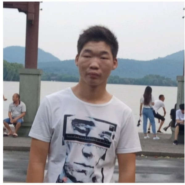 强健吃醋毛豆的照片