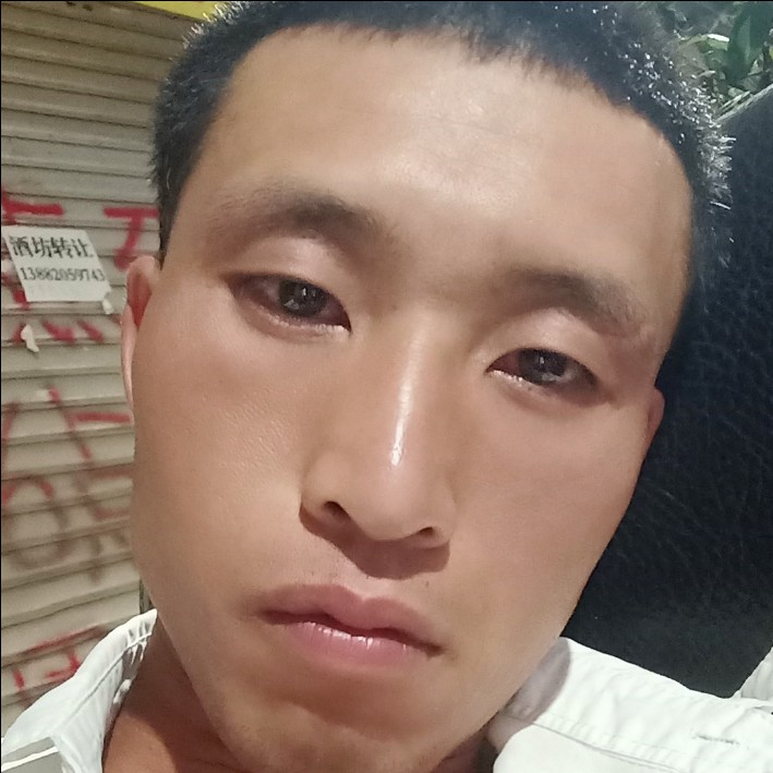 冷月挽手跳跃的照片