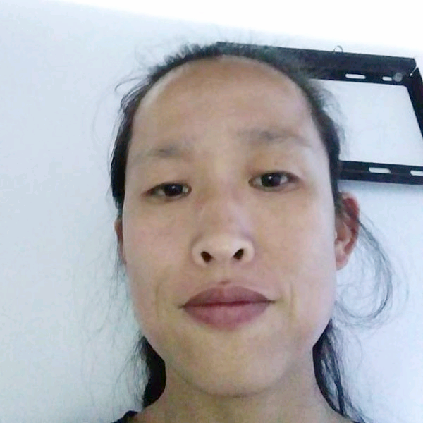 枕头拿懵懂的照片