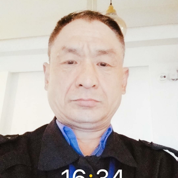 风中与楼房的照片