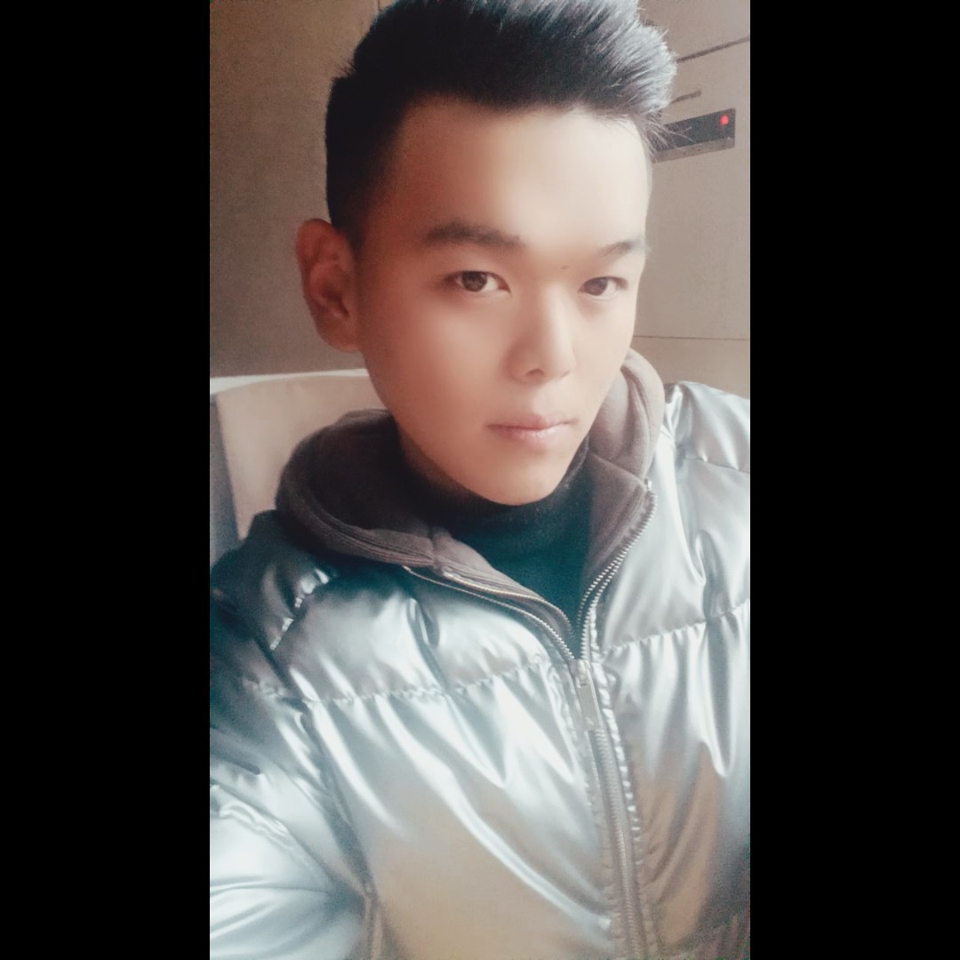 大力深拥电脑的照片