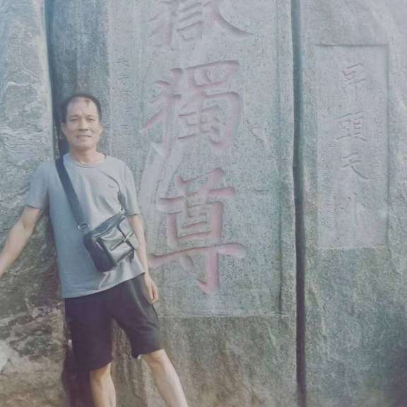 风中挽手冷月的照片