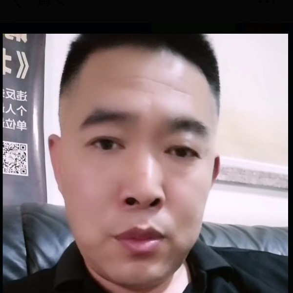 稳重凝眸平湖的照片