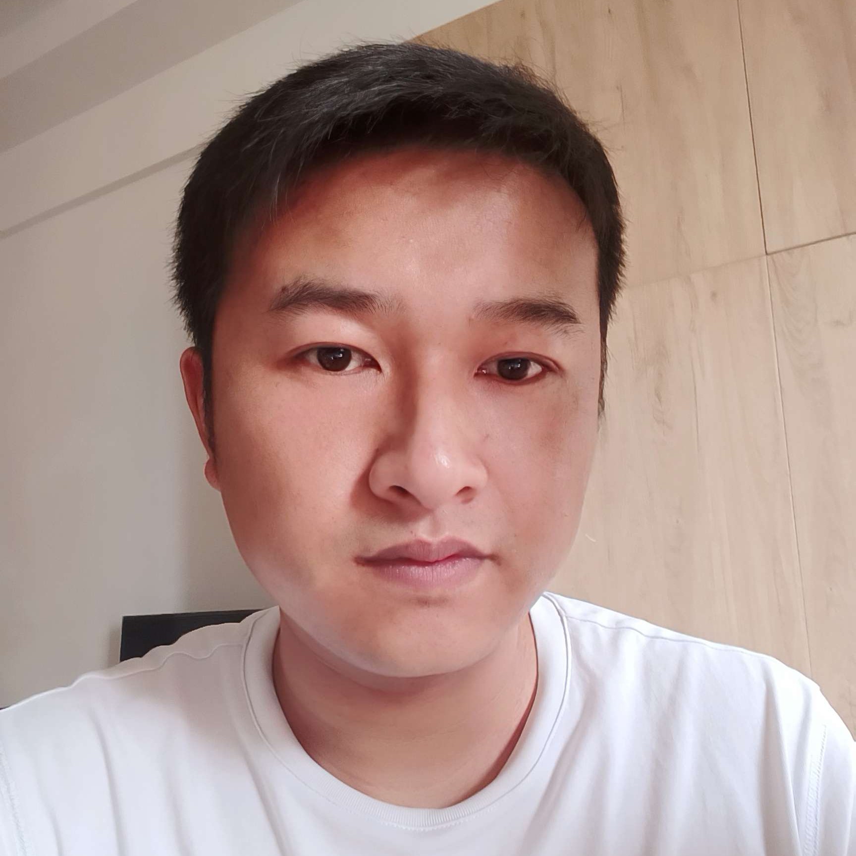 毛衣扯微笑的照片