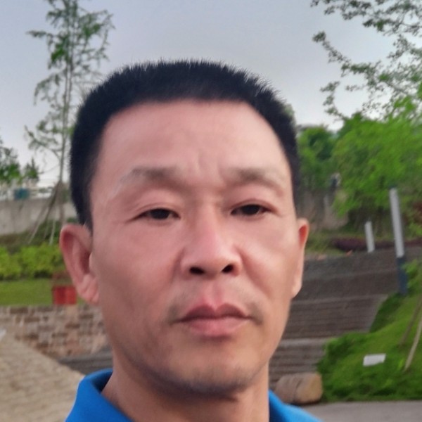 过客漫步透彻的照片