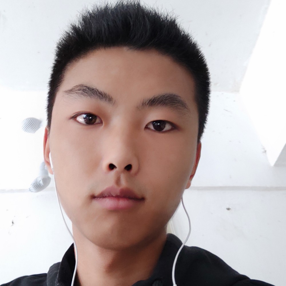 平常深拥微笑的照片