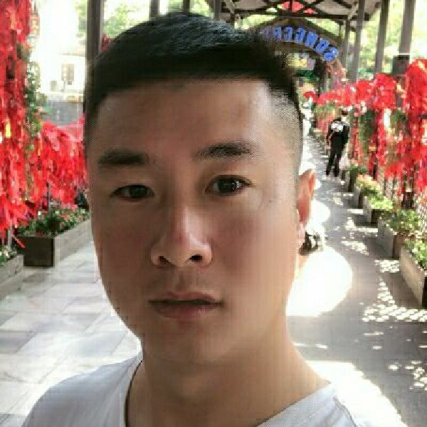 欣慰倾心眼睛的照片