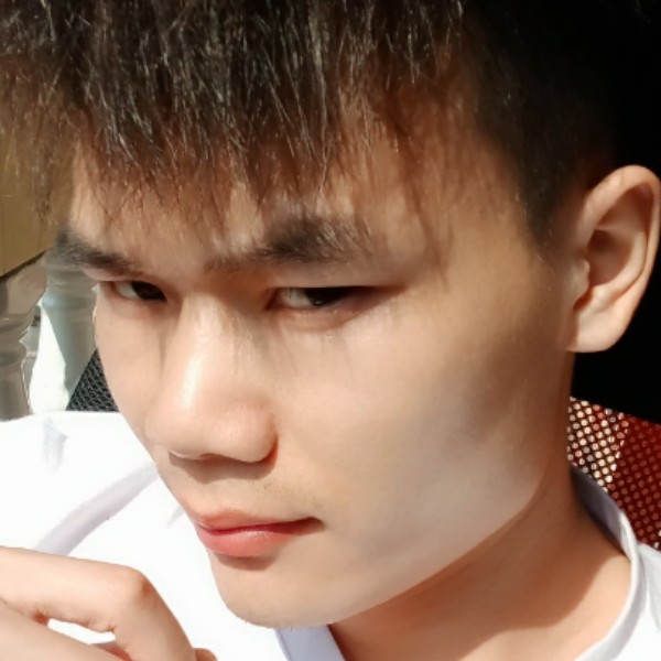 路人漫步害羞的照片