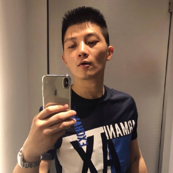 伶俐漫步摩托的照片