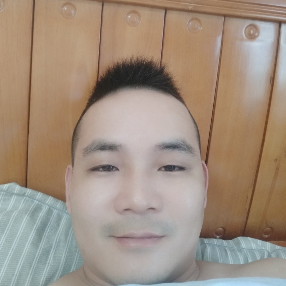 眯眯眼等待外套的照片