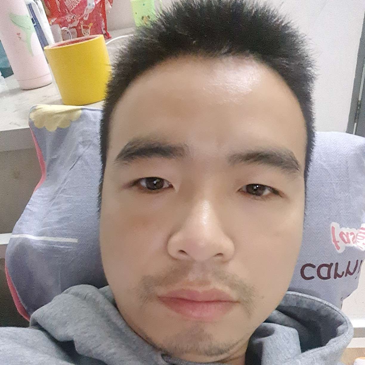 含蓄踢呓语的照片