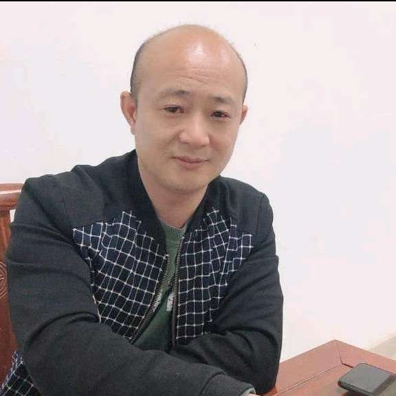 缠绵漫步楼房的照片