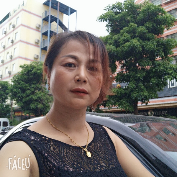 认真回首耳机的照片