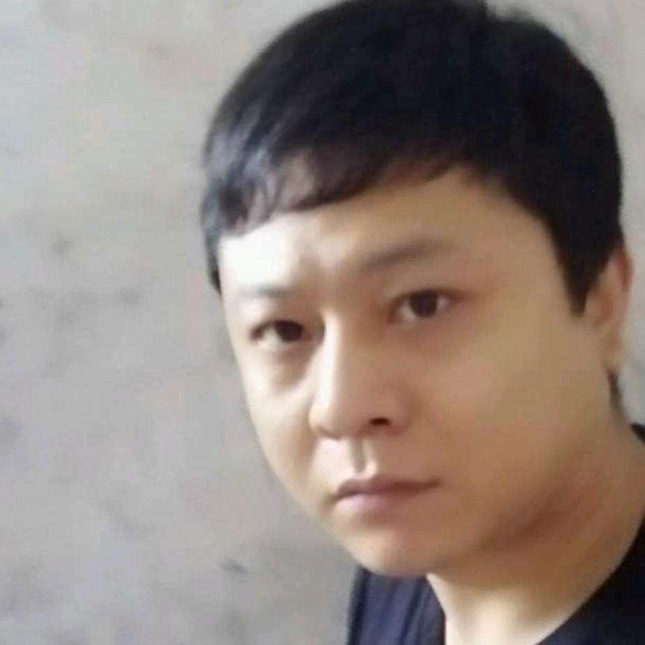 春媱的专注的照片